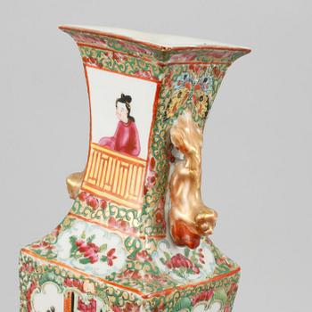VASER, ett par, porslin, Kina, Kanton, 1800/1900-tal.