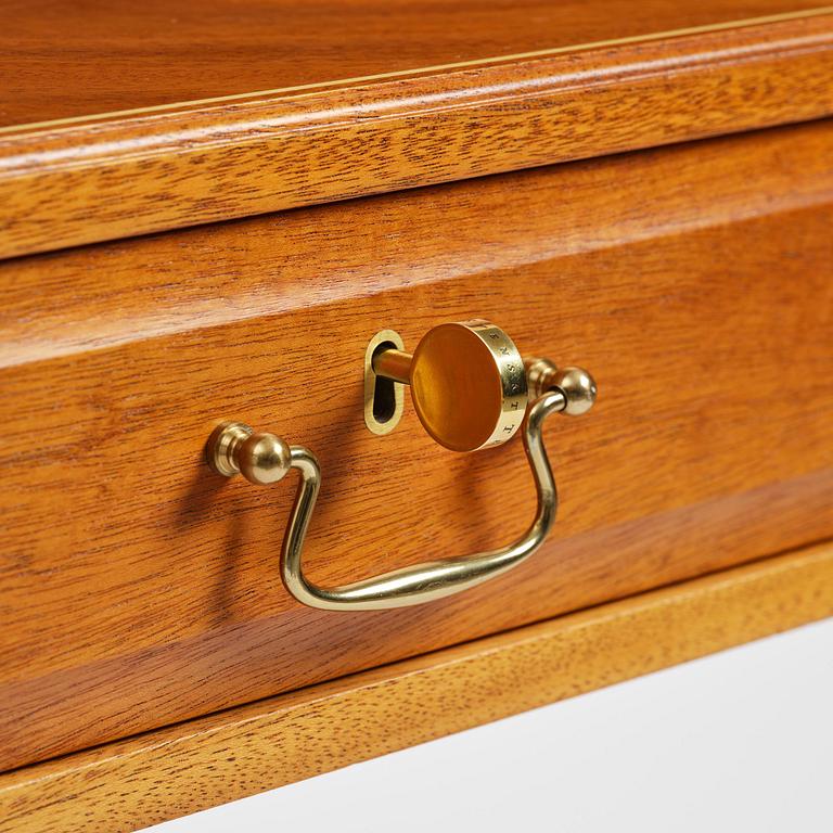 Josef Frank, sideboard, modell 821, Firma Svenskt Tenn, efter 1985.