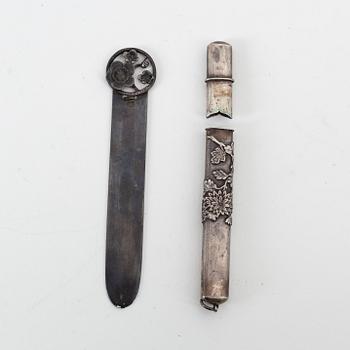Läppstiftsetuier, två stycken, samt brevkniv och penfodral, silver. Japan, omkring 1900.