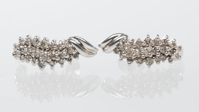 ÖRHÄNGEN, 18K rodinerat vitguld med briljantslipade diamanter ca 0.80 ct.