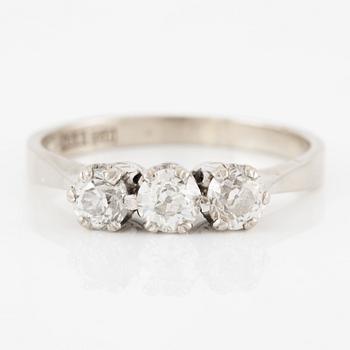 Ring, three-stone ring, 18K white gold with three old-cut diamonds.