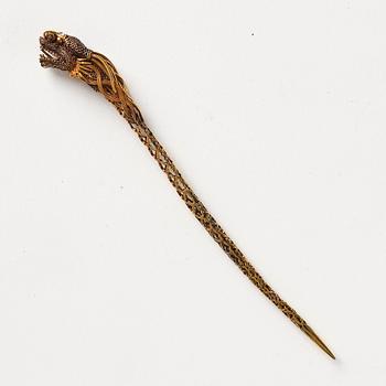 An elegant gold dragon shaped hair pin, Qing dynasty, Qianlong (1736-95).