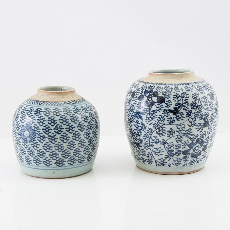 A set of two blue and white jars, late Qing dynasty/early 20th century.