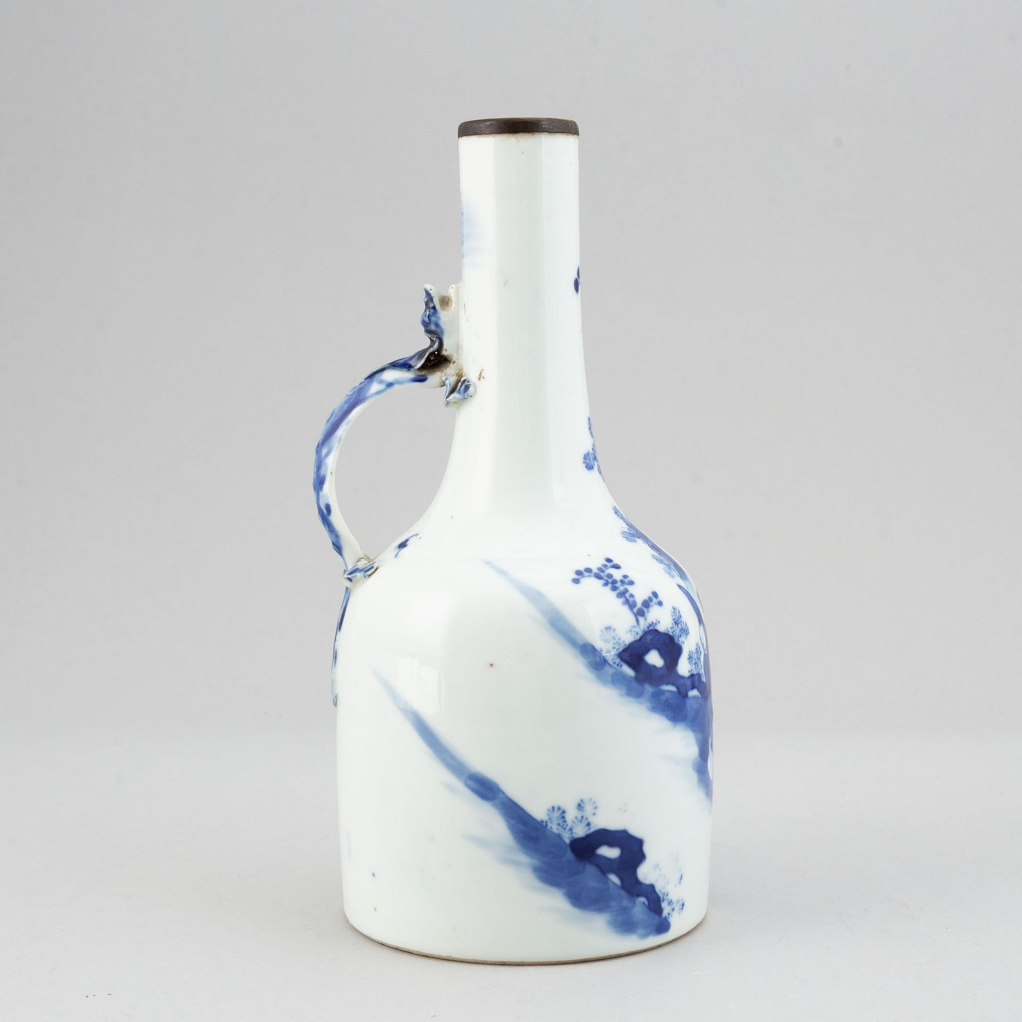 A blue and white ewer/vase, Qing dynasty, 19th Century.