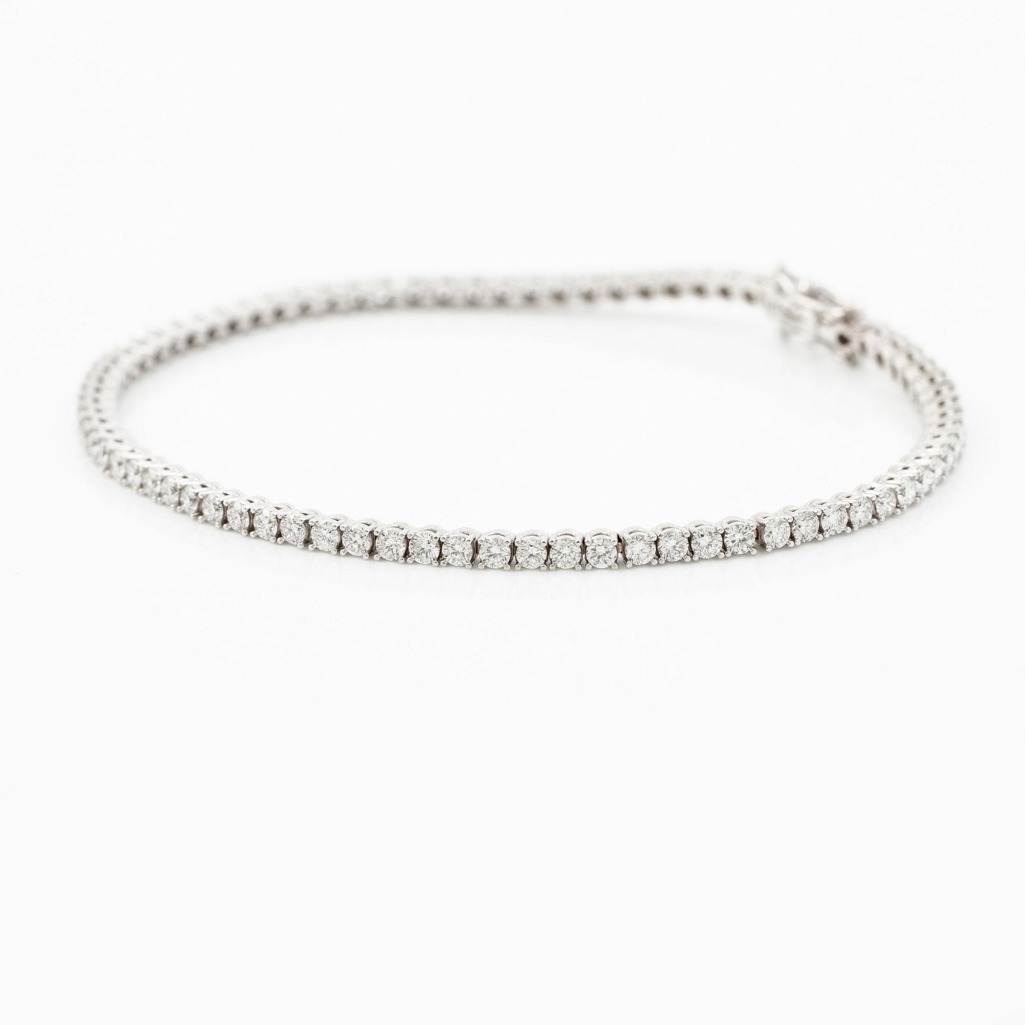 Tennis bracelet 18K white gold with round brilliant-cut diamonds.