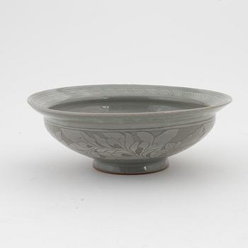 A slip decorated celadon bowl for the South East Asian market, 20th Century.