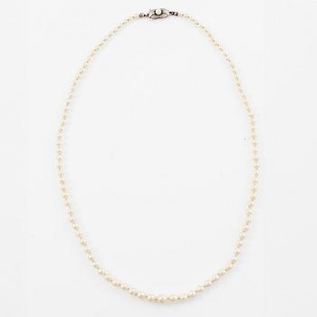 Necklace of cultured pearls with an 18K gold clasp and a cultured pearl.