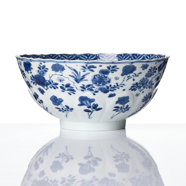 A blue and white 'floral' bowl, Qing dynasty, Kangxi (1662-1722).