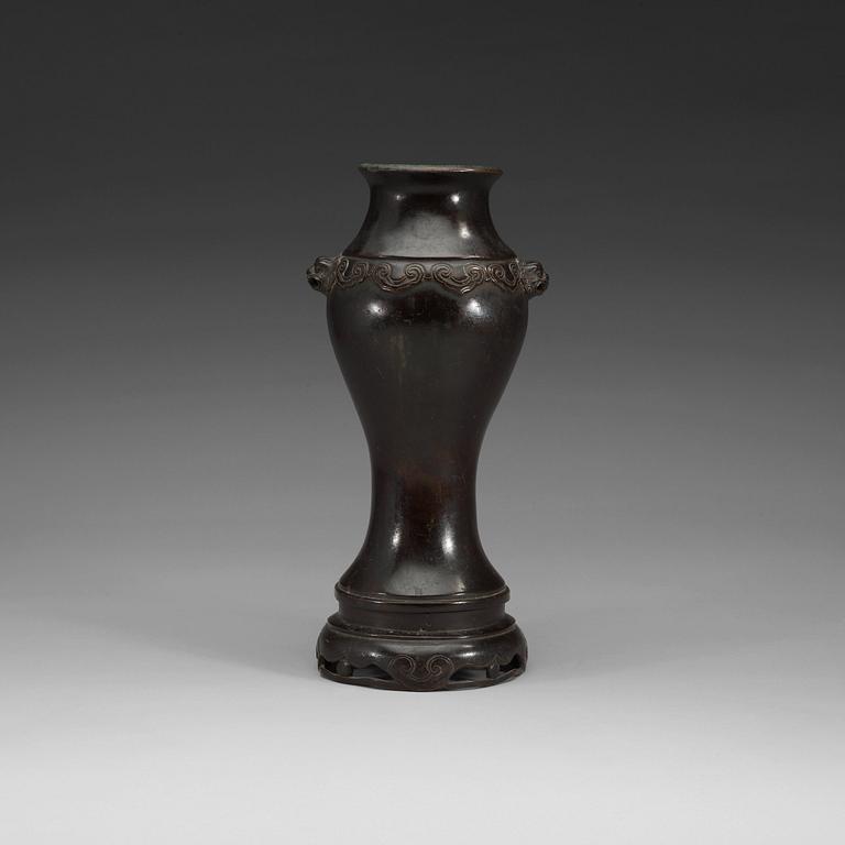 A bronze vase, Qing dynasty, 18th Century.