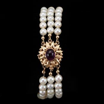 COLLIER, med odlade saltvattenspärlor, lås 18k guld med cabochonslipad ametist, Sverige, 1960.