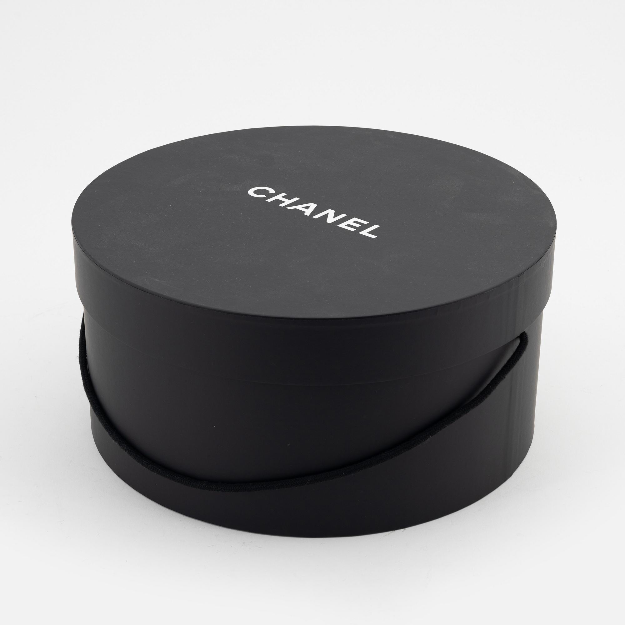 Chanel, a wool mix bouclé hat, size S.