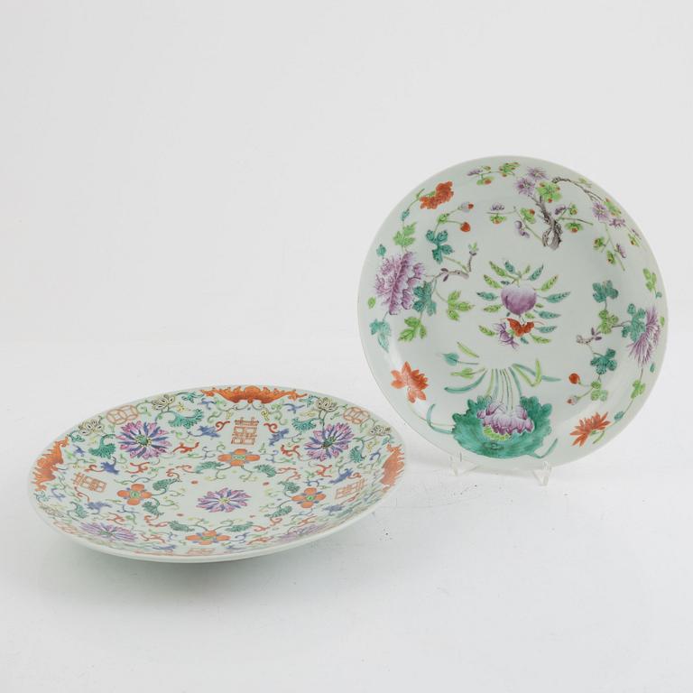 Two familjen Rose porcelain dishes, late Qing dynasty.