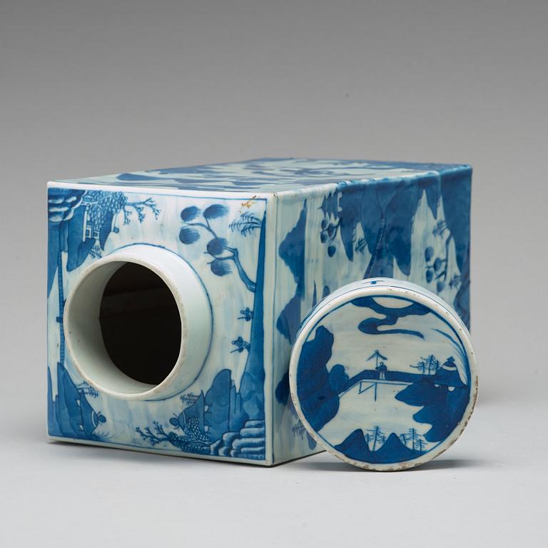 A large blue and white tea canister with cover, Qing dynasty, 19th Century.