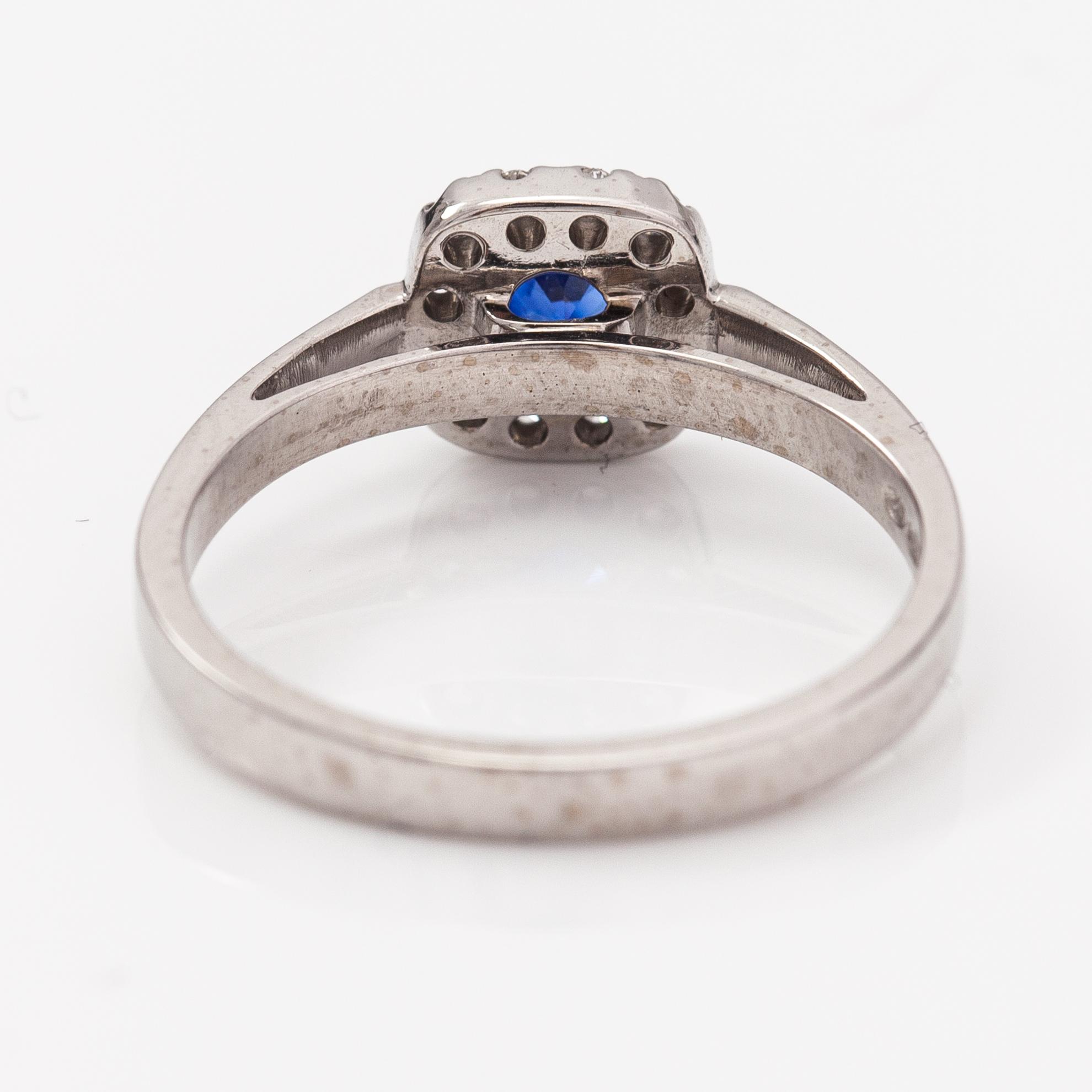 A 14K white gold ring with a sapphire and diamonds ca. 0.07 ct in total. Kultajousi 2016.