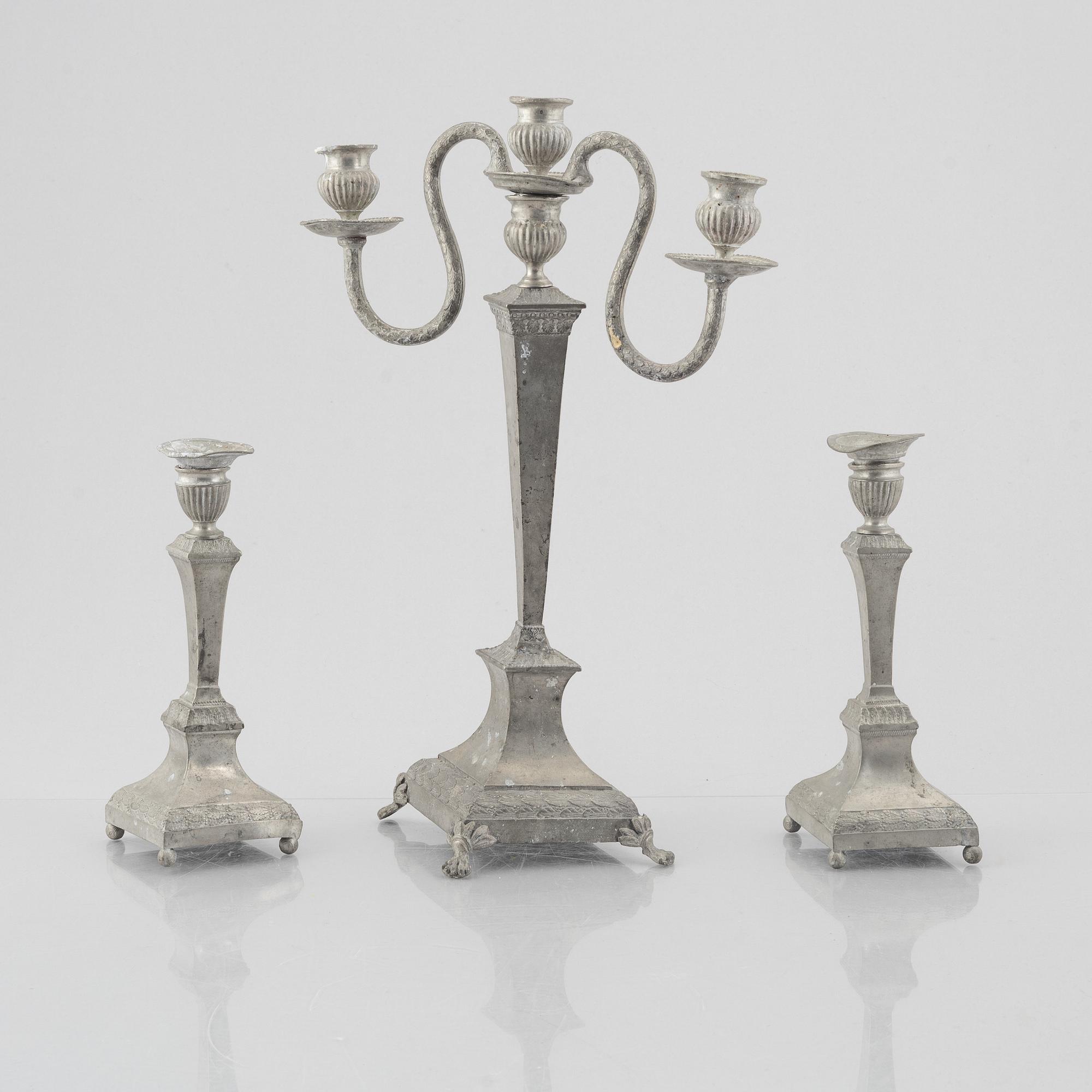 Kandelaber samt två ljusstakar, tenn, av Nils Justelius och Niclas Anström, Eksjo och Växjö, 1800-talets första hälft.