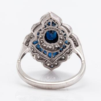 Ring, 18K vitguld, diamanter ca 0.60 ct totalt och safirer.