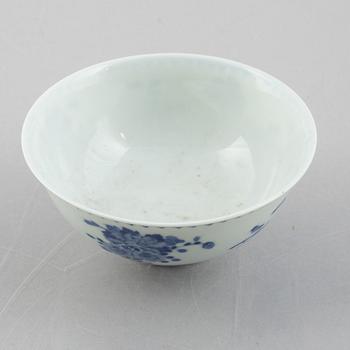 A group of three Chinese blue and white porcelain bowls, late Qing dynasty / early 20th century.