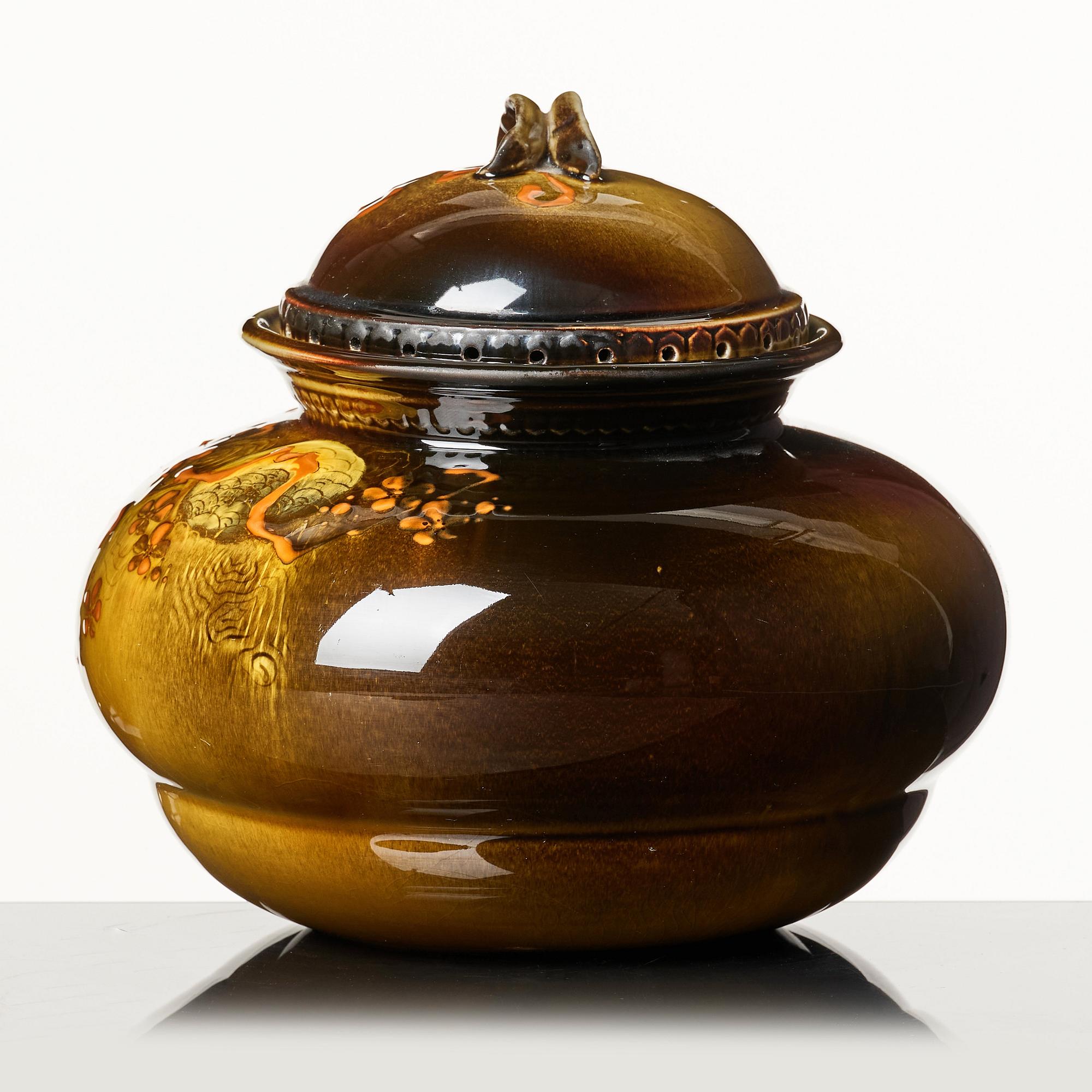 Rookwood pottery, a ceramic jar with cover, Cincinnati, USA 1888, model 326.