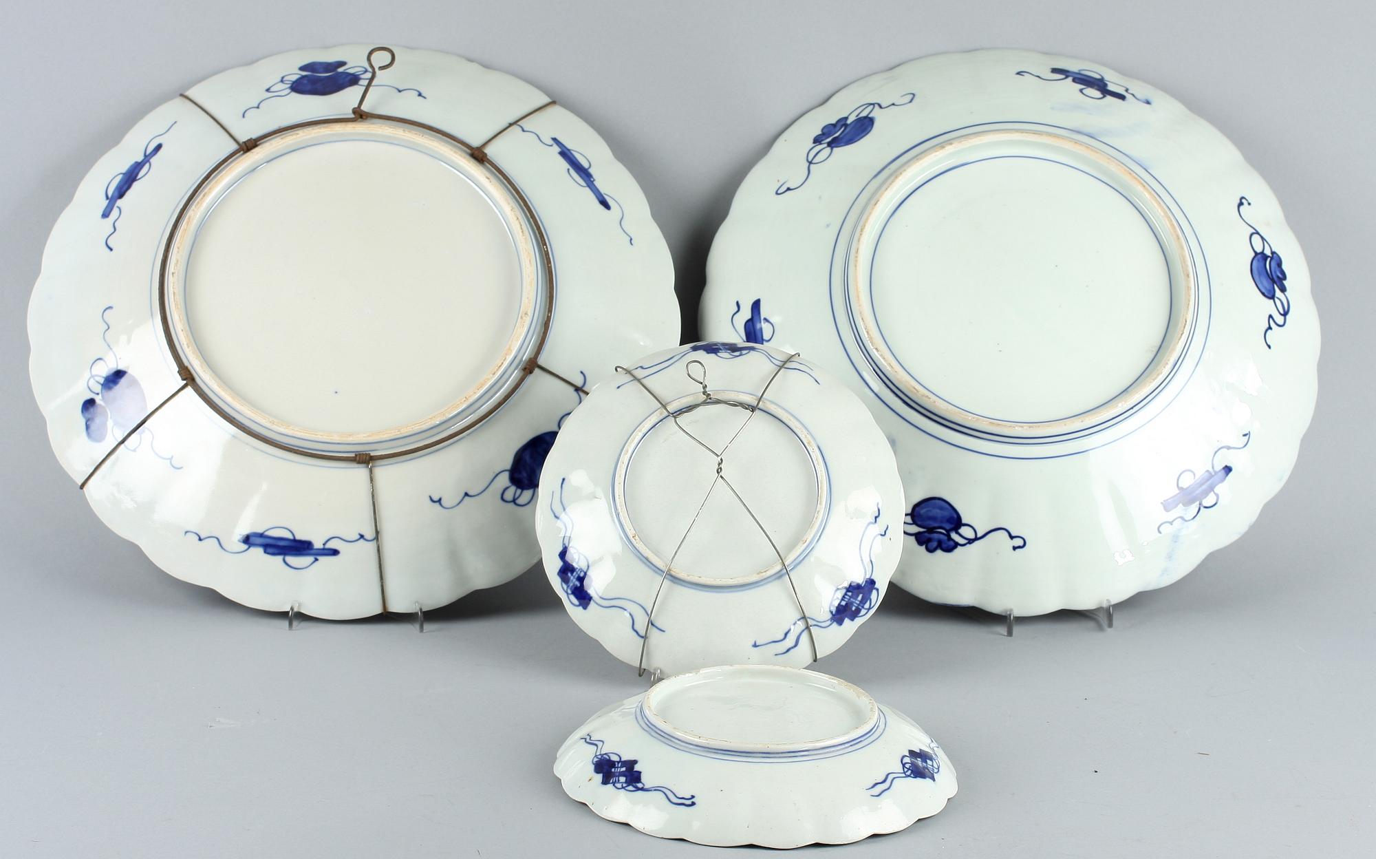 FAT, 2 st, samt TALLRIKAR, 2 st, porslin, Imari, Japan, 1900-tal.