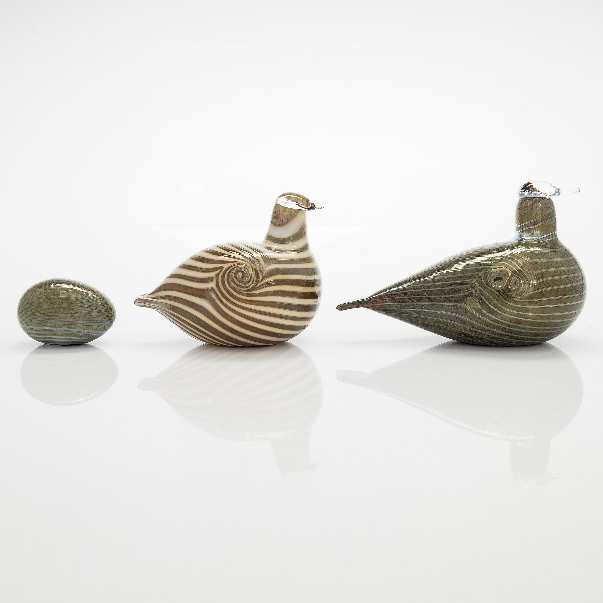 Oiva Toikka, Two glassbirds 'Alli' and an egg, signed O. Toikka Nuutajärvi.