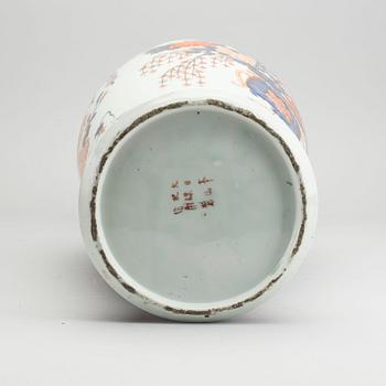 A Japanese Imari porcelain vase, 19th century.