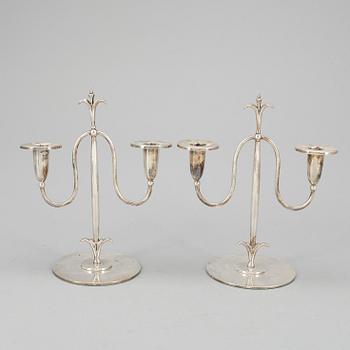 LJUSSTAKAR, ett par, nysilver, 1900-talets första hälft.