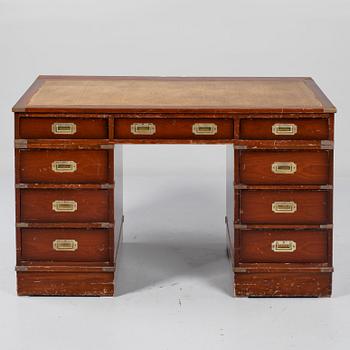 SKRIVBORD, engelsk stil, 1900-talets andra hälft.