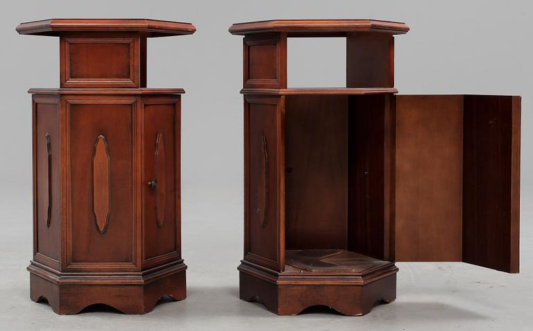 SIDOBORD, ett par, engelsk stil. 1900-talets andra hälft.