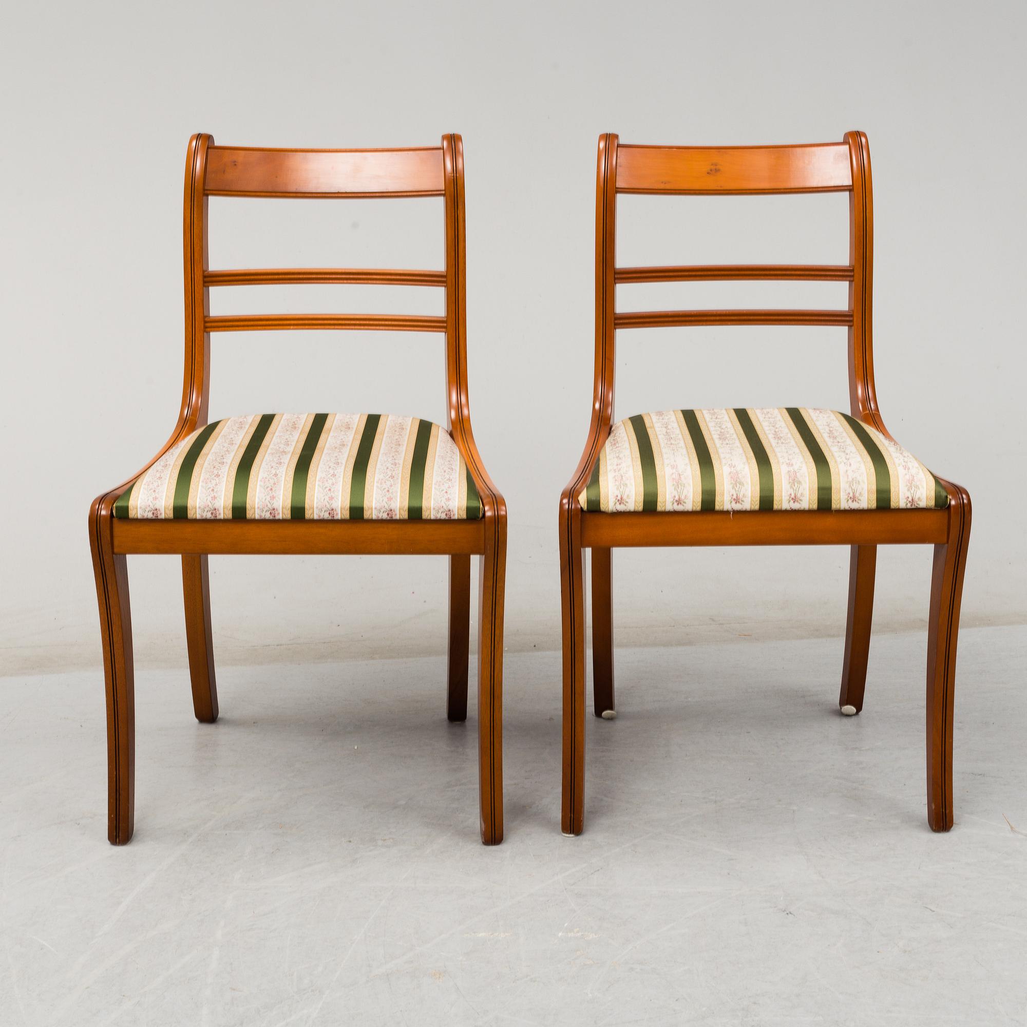 A yew dining table and 8 chairs, second half of the 20th century.