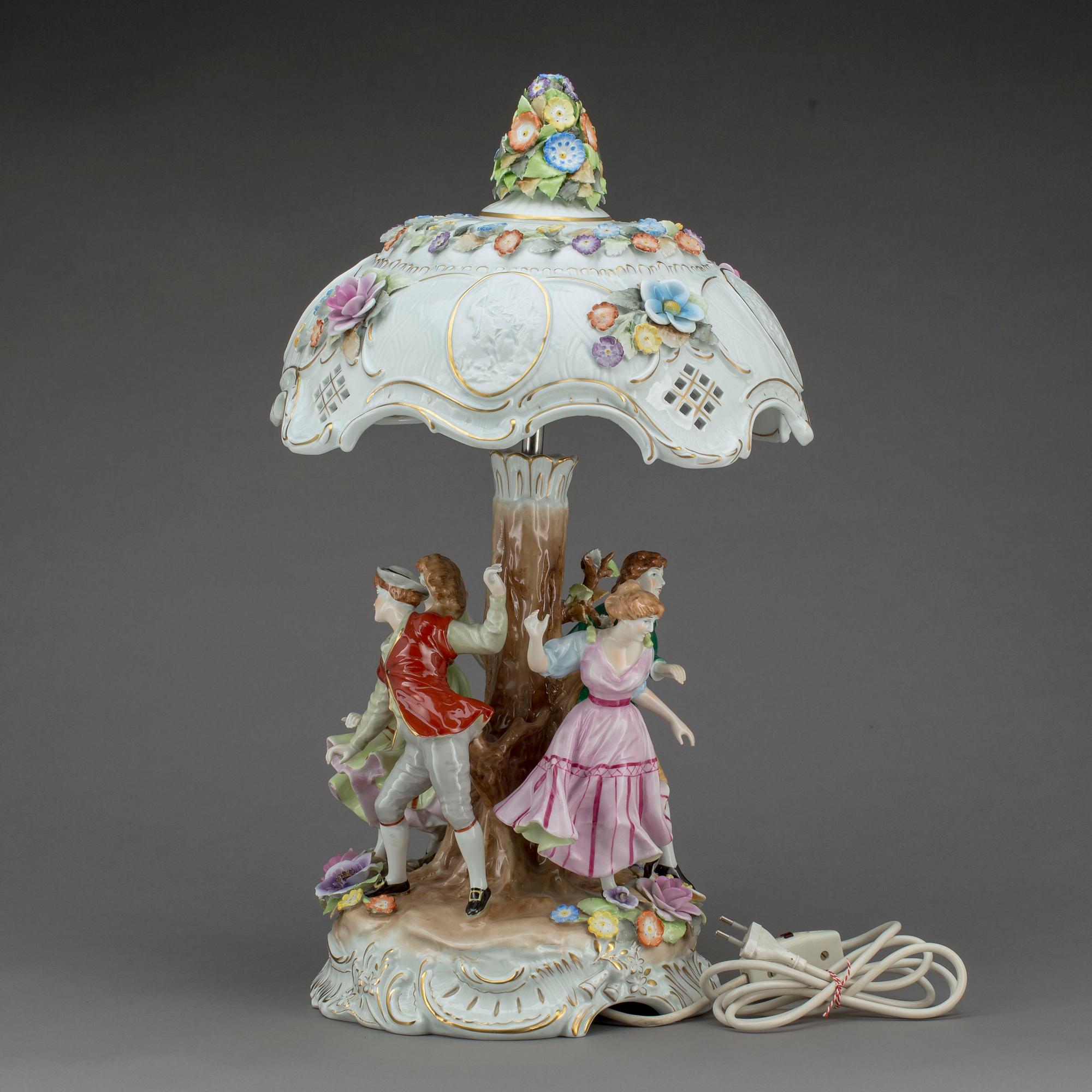 BORDSLAMPA, 1900-tal, porslin.