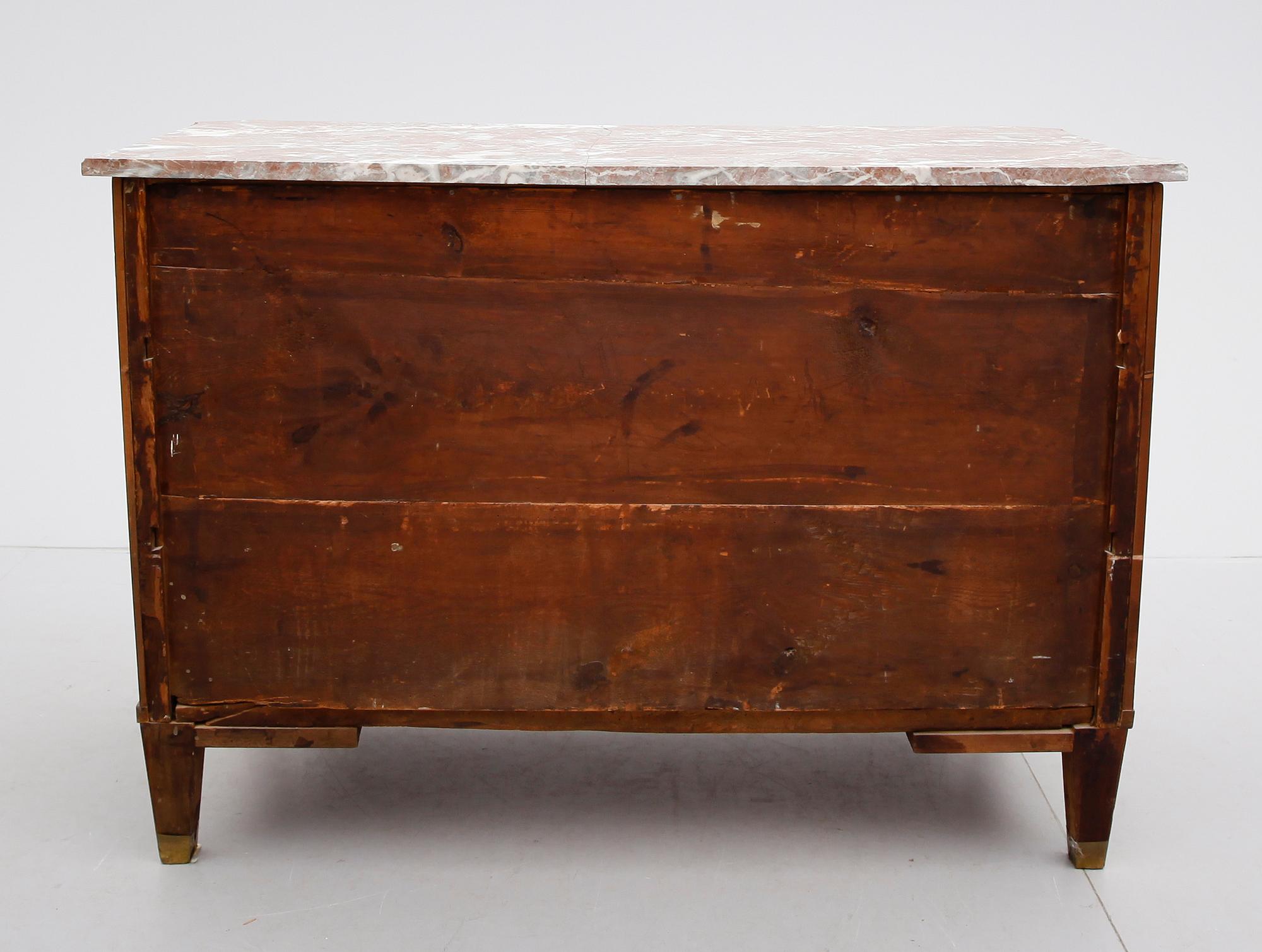 BYRÅ, sengustaviansk, omkring år 1800.