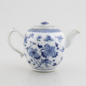 A large Chinese blue and white export porcelain punch pot, Qing dynasty, Qianlong, end of the 18th century.