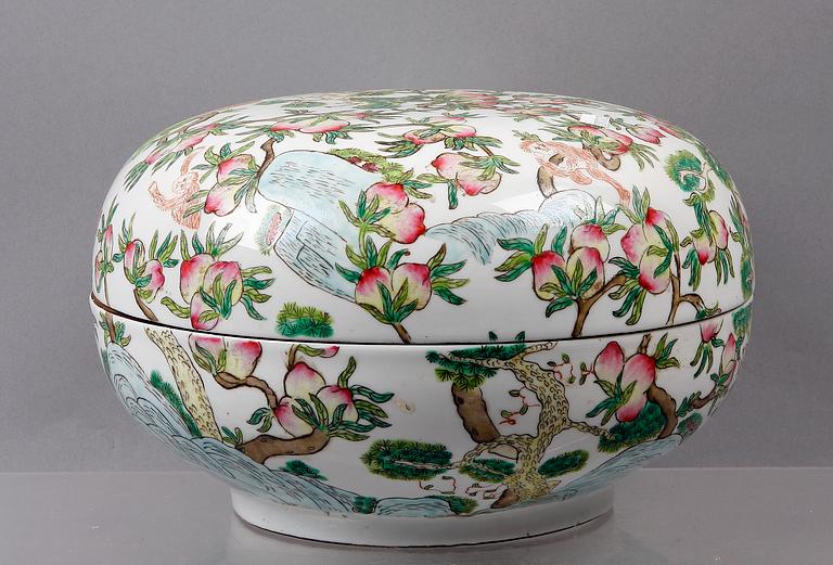 SKÅL med LOCK, porslin, Kina. 1900-tal.