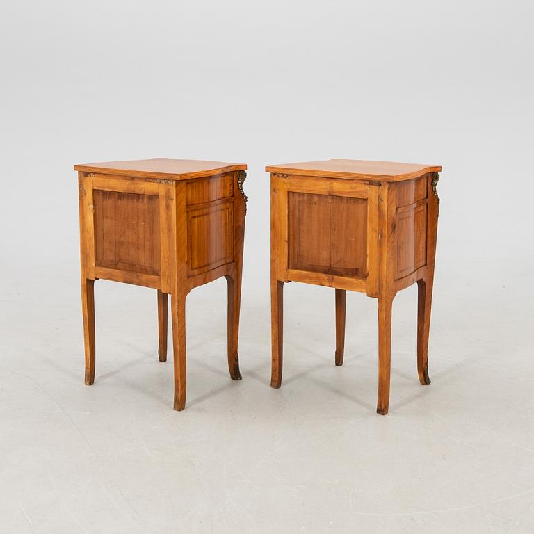 Sängbord ett par rokokostil 1900-talets andra hälft.