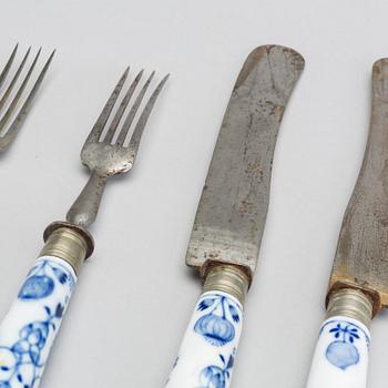 6+2 PARTS OF PORCELAIN CUTLERY 19TH CENTURY.