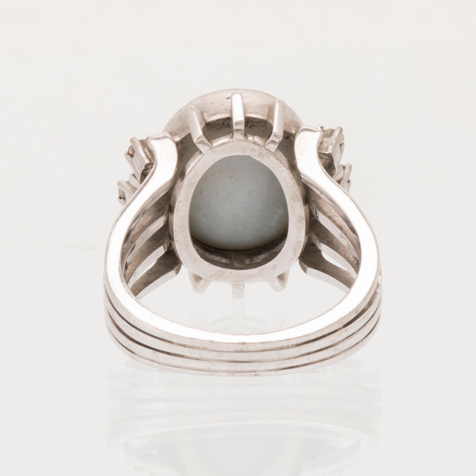 Ring 14K vitguld med opal-dubblett eller triplett samt runda briljantslipade diamanter.
