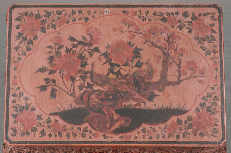 BORD, ett par, rödlackerat trä. Qing dynastin 1700/1800-tal.