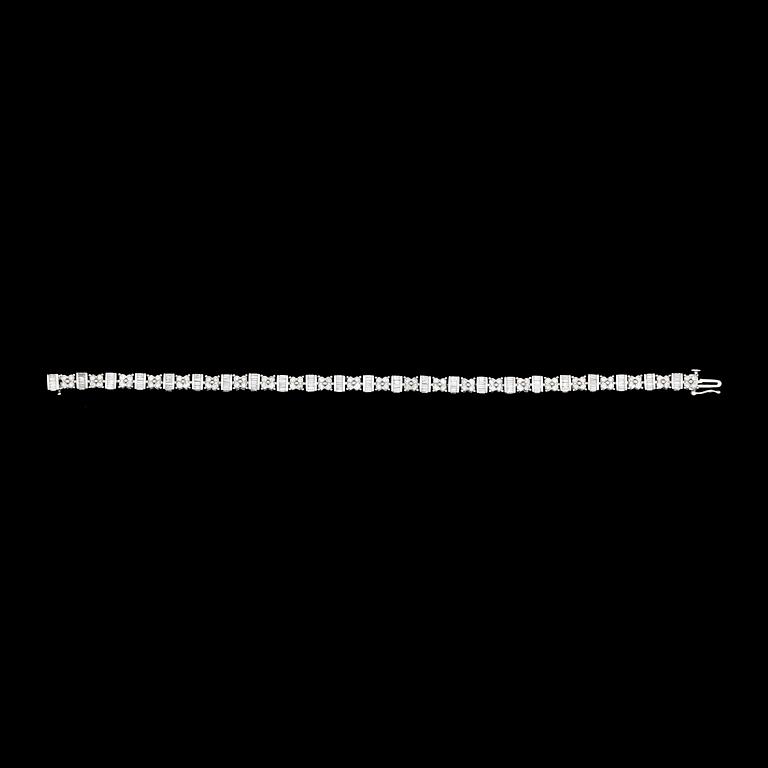 A baguette- and brilliant cut diamond bracelet, tot. 4.60 cts.