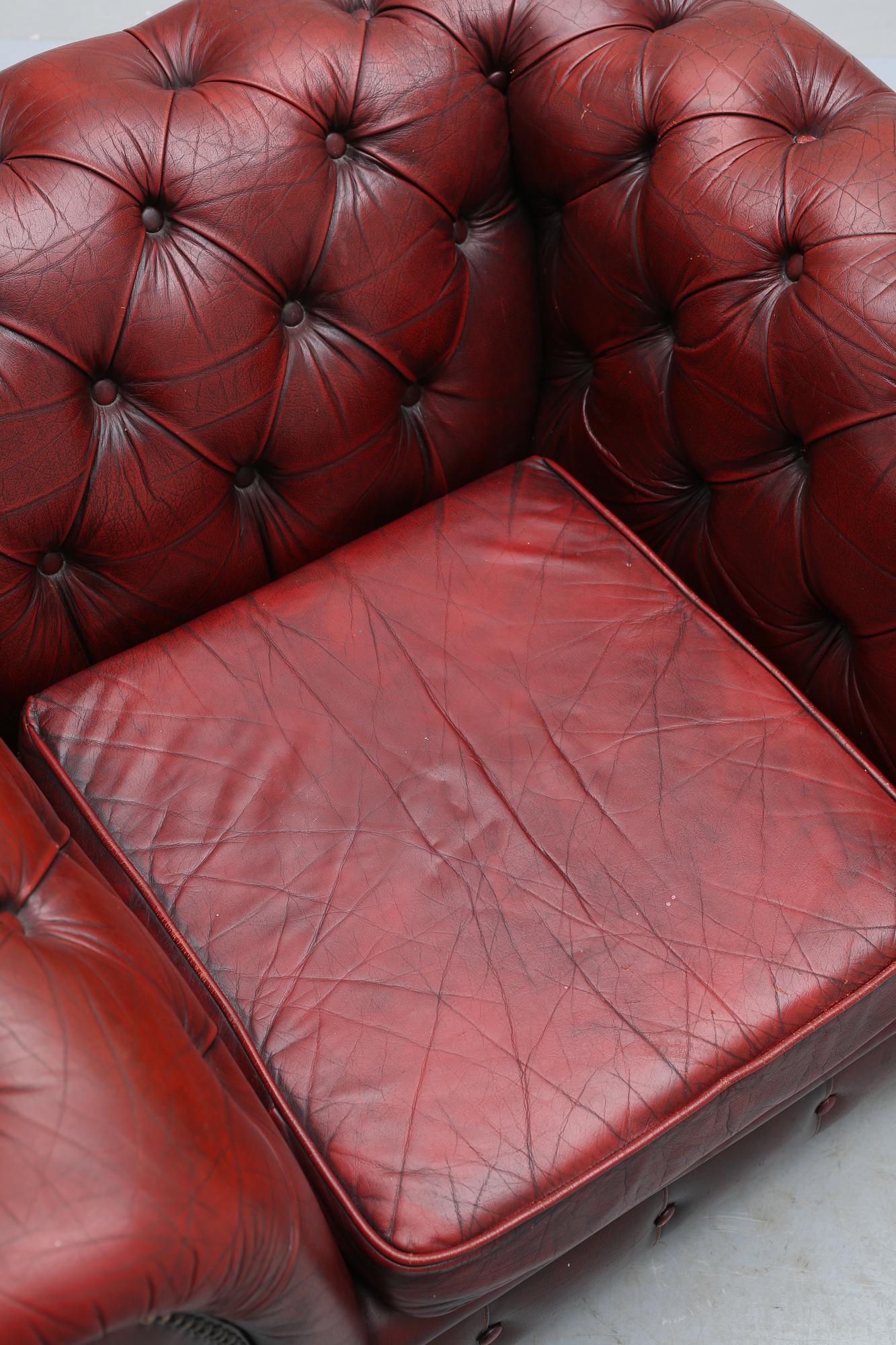 FÅTÖLJ, Chesterfield-modell, 1900-talets andra hälft.