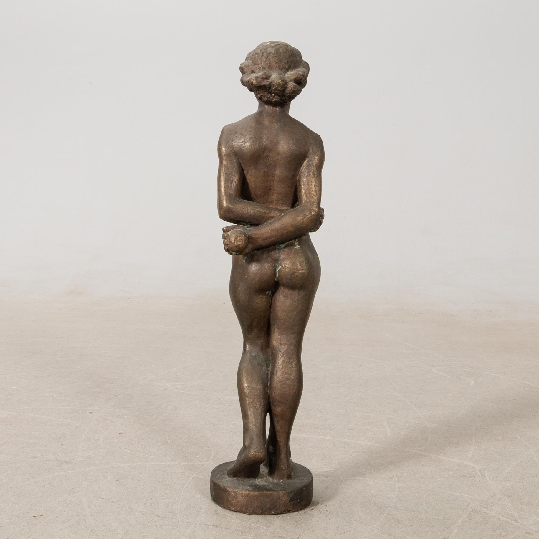 Jonas Fröding, sculpture, Standing model with apple.