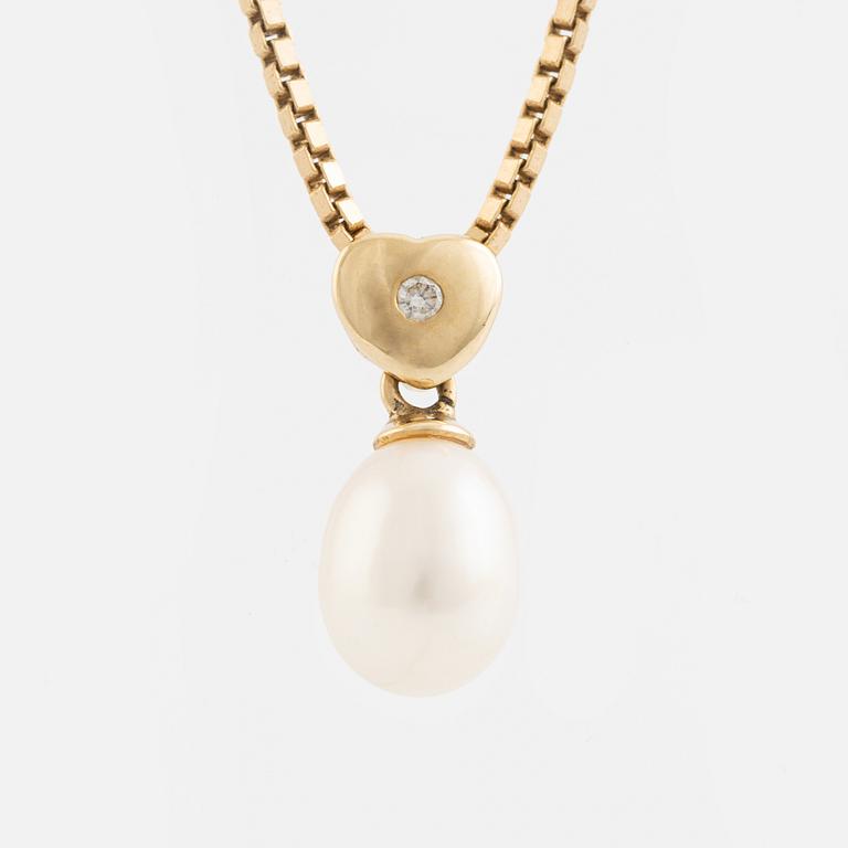 Collier guld, med odlad pärla och hjärta med liten briljantslipad diamant.