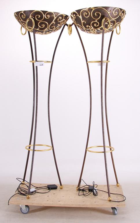 GOLVARMATURER, ett par, metall. Design Francis Vella Bonavita, 1990-tal.