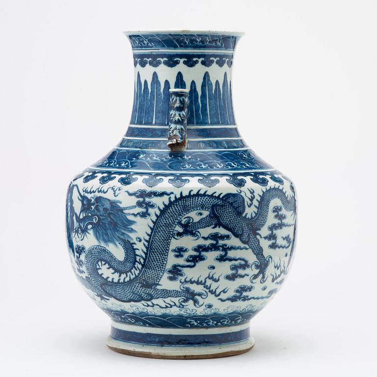 A large blue and white vase, Qing dynasty, 19th Century.