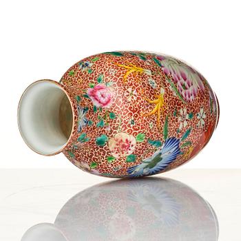 A Chinese vase, 20th century.