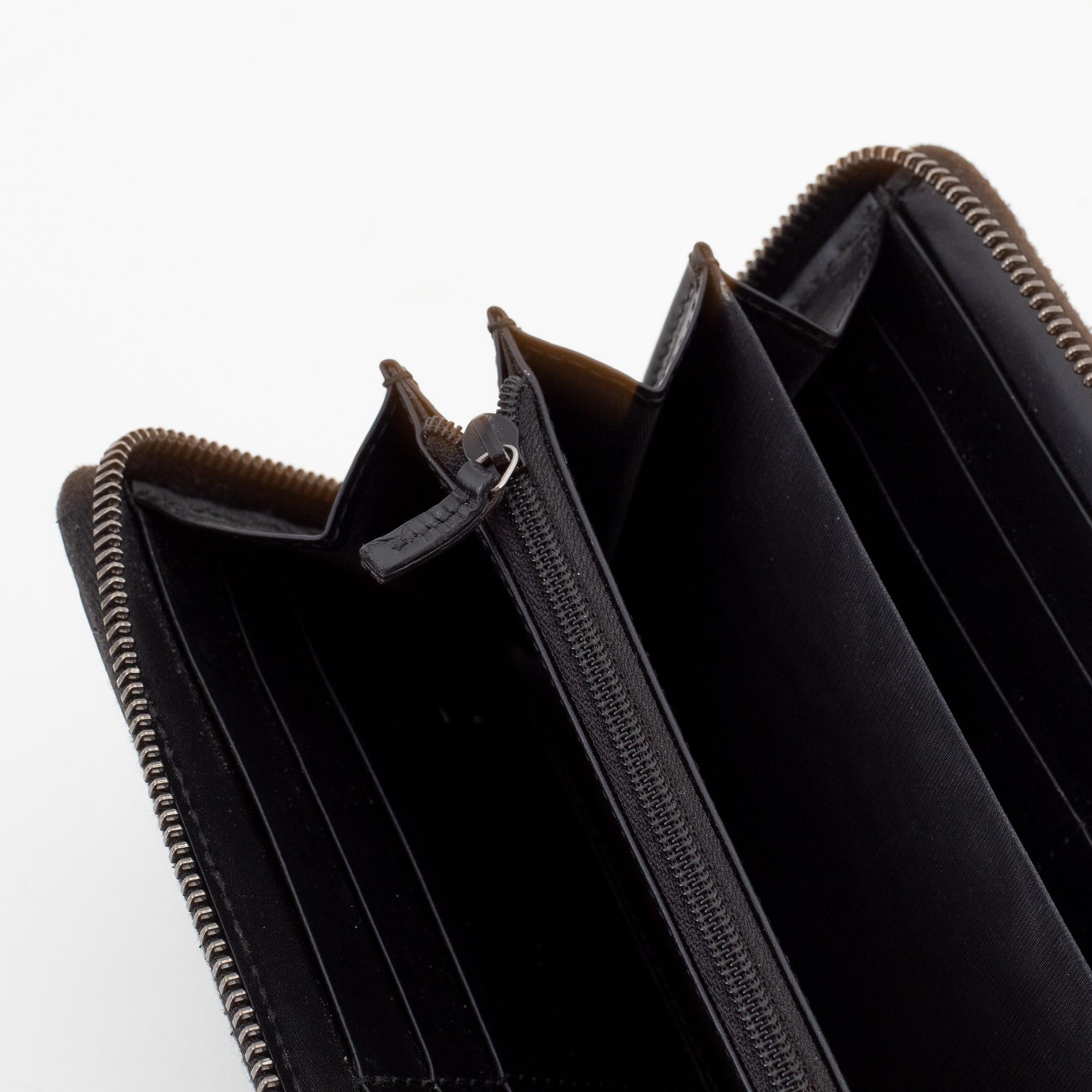 Gucci, an embossed böack leather wallet.