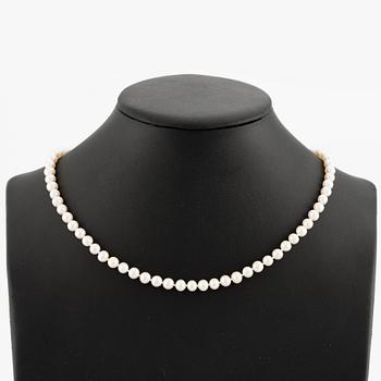 Pearl necklace, cultured pearls, 18K gold clasp.