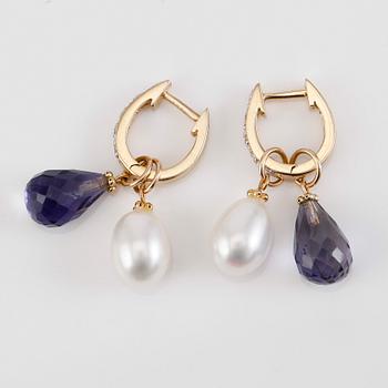 ÖRHÄNGEN, 1 par, 14K guld, iolite, sötvattenspärlor och diamanter.