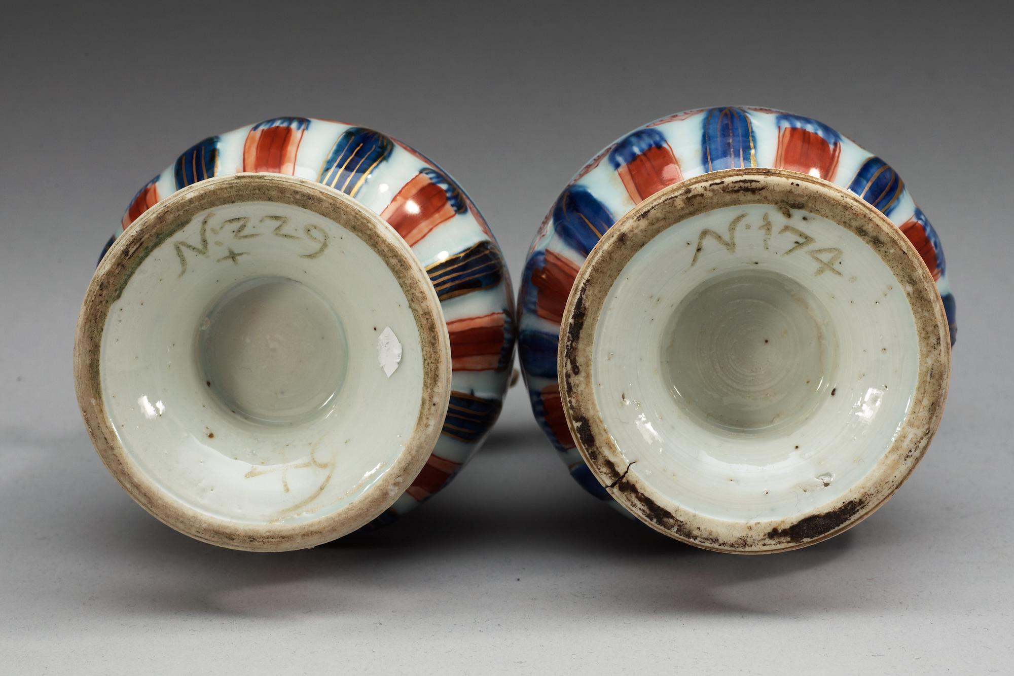 A pair of imari sugar casters, Qing dynasty, Kangxi (1662-1722).