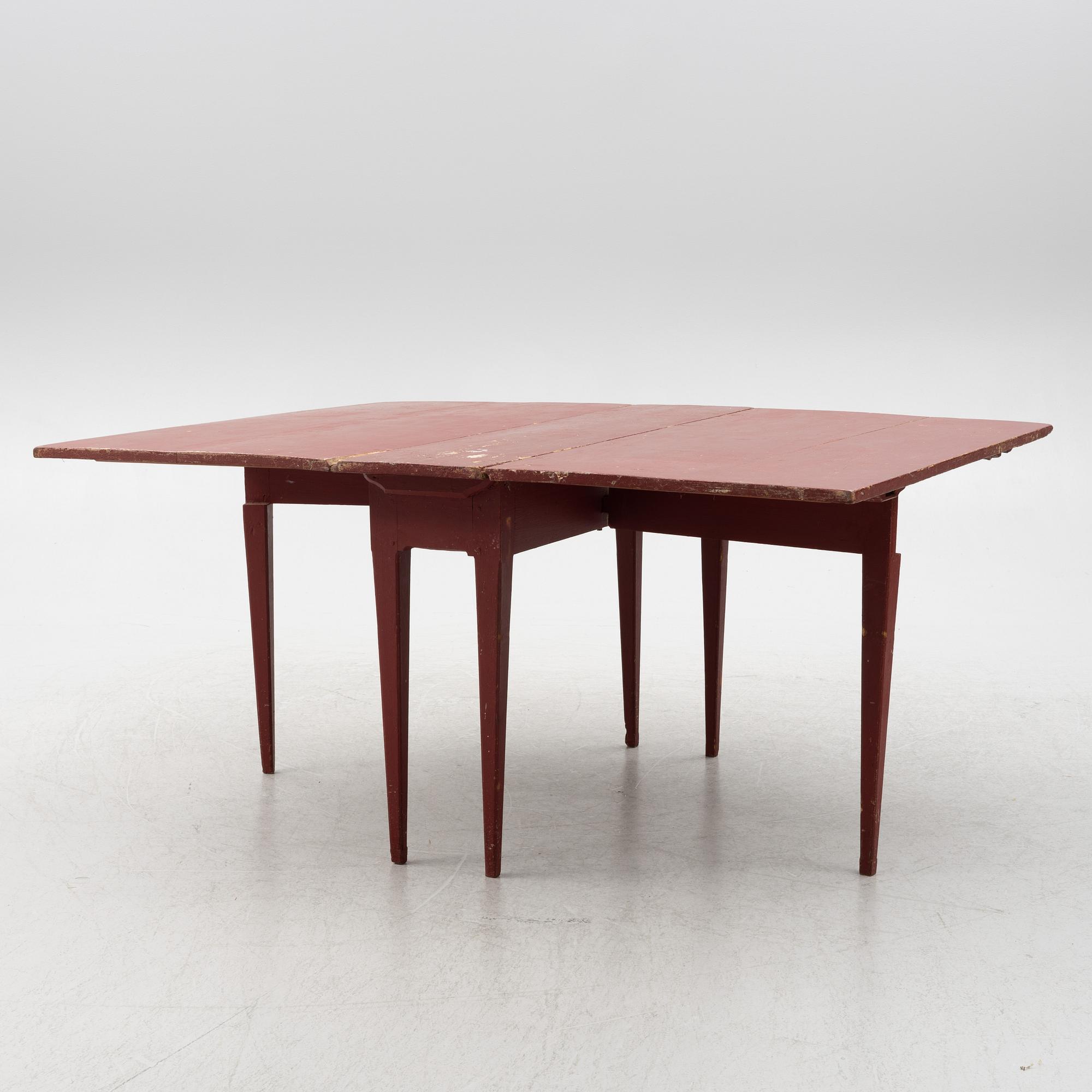 A drop-leaf table, 19th century.