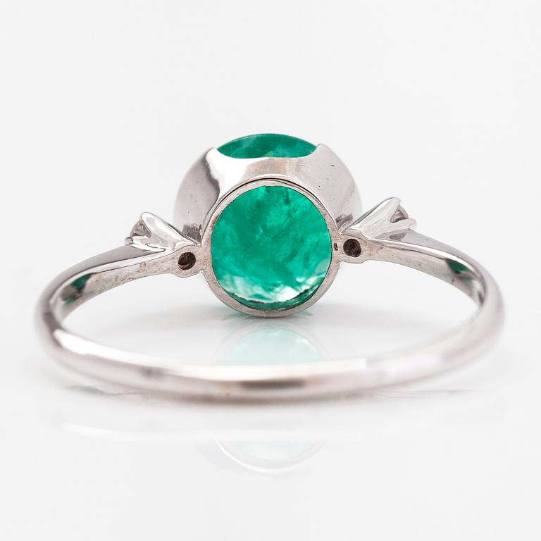Ring, 18K vitguld, smaragd och diamanter ca 0.05 ct tot. A Tillander, Helsingfors 1978.